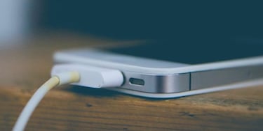 Aprobado el tipo de cargador único en Europa para todos los móviles, cuenta atrás para Apple