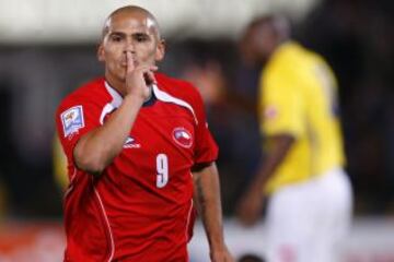 10 de septiembre de 2008: En una gran actuaci&oacute;n, Chile golea 4-0 a Colombia en el camino a Sud&aacute;frica 2010. Goles de Gonzalo Jara, Humberto Suazo, Ismael Fuentes y Mat&iacute;as Fern&aacute;ndez.