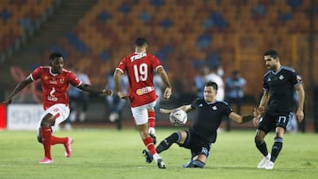 Soccer Football - Egyptian Premier League - Pyramids FC v Al Ahly - Cairo International Stadium, Cairo, Egypt - October 11, 2020 Al Ahly&#039;s Mohamed Magdi Kafsha in action with Pyramids FC&#039;s Ahmed Tawfik REUTERS/Amr Abdallah Dalsh