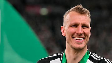 Dan Burn, sosteniendo el trofeo de Carabao Cup 2025