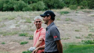 Carlos Alcaraz y Roger Federer jugando al golf.