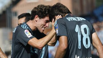 GRA249. VIGO (PONTEVEDRA), 21/05/2017.- El delantero de la Real Sociedad Mikel Oyarzabal (d) celebra su gol marcado ante el Celta de Vigo durante el partido correspondiente a la trigésimo octava jornada de LaLiga Santander disputado hoy en el estadio de Balaídos. EFE/Salvador Sas