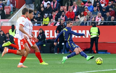 Remate del jugador del Atlético de Madrid, Antoine Griezmann, para poner el tercer gol del club rojiblanco.