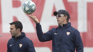 Lopetegui juguetea con un balón en el entrenamiento de ayer.