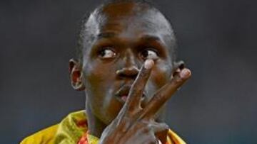<b>EN EL PODIO. </b>Bolt recibió su medalla y lo celebró con este gesto.