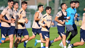Los jugadores del Cádiz CF en el entrenamiento de ayer jueves en la Ciudad Deportiva Bahía de Cádiz.