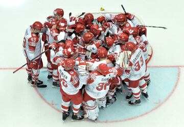 Los jugadores de Dinamarca celebran su victoria 3-2 durante el partido del grupo B Finlandia vs Dinamarca del Campeonato Mundial de Hockey sobre Hielo IIHF 2018.