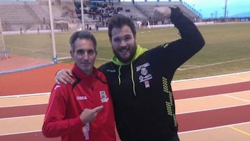 Javier Cienfuegos (derecha), con su entrenador.
