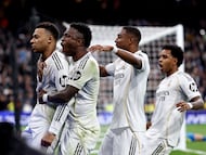 Alaba celebra el gol de Mbappé al Rayo. Fue el único central puro que acabó el partido.