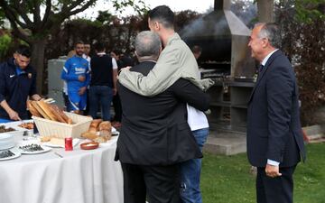 Saludo entre Joan Laporta y Sergio Busquets.