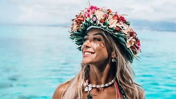 La influencer y buceadora Lilian Tagliari con una corona de flores, frente al mar.