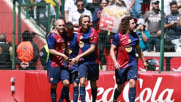 MEX9693. TOLUCA (MÉXICO), 13/04/2025.- Andrés Iniesta (i) y Carles Puyon (d) del Barcelona celebran un gol anotado del Real Madrid este domingo, durante el Juego de Leyendas en el estadio Nemesio Diez, en la ciudad de Toluca (México). EFE/ Alex Cruz