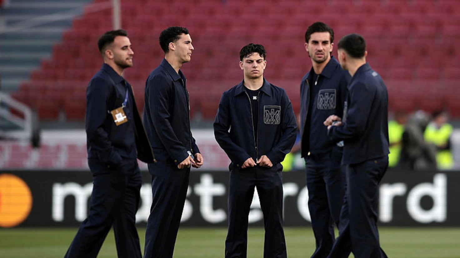 Jugadores del Barcelona y Newcastle en el campo
