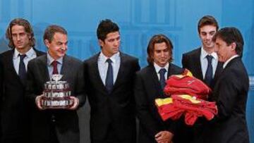 <b>CON LOS HÉROES DE LA DAVIS. </b>Almagro, Nadal, Feliciano López, el presidente Zapatero, Verdasco, Ferrer, Granollers y Sánchez Vicario, con un regalo para el presidente.
