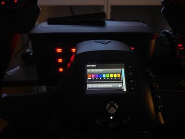 Puedes ajustar el color y la intensidad del tim&oacute;n desde la pantalla LED.