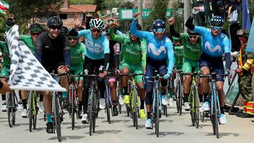 El ciclista colombiano Nairo Quintana (c-d) corre junto a otros ciclistas durante el Gran Fondo de Nairo Quintana