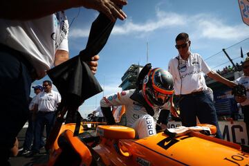 El español Fernando Alonso entrando al coche antes de su participación en la última sesión de entrenamientos de las 500 Millas de Indianápolis