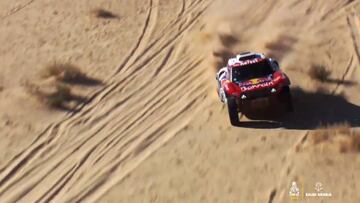 La cuenta oficial del Dakar ha tenido que fijar este tweet: Sainz 'bailando' en las dunas