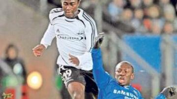 <b>DESEADO. </b>Tettey lucha por un balón con Wright-Philips.