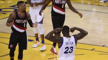 Draymond, celebra un 2+1 conseguido ante Damian Lillard.