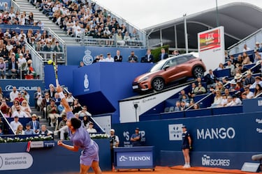 Alcaraz saca durante un momento del partido.