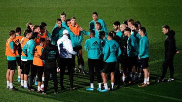 Zidane y la plantilla del Madrid, durante un entrenamiento.