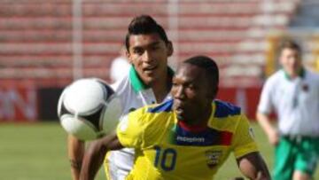 El jugador de Bolivia Rudi Cardoso disputa el bal&oacute;n con Walter Ayovi de Ecuador (frente) hoy, martes 10 de septiembre de 2013, durante el encuentro por las eliminatorias sudamericanas para la Copa Mundo Brasil 2014 celebrado en La Paz.