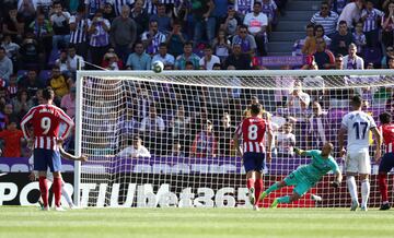 El jugador del Real Valladolid, Sandro, lanza el penalti alto.