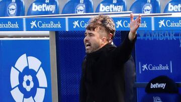 Coudet da indicaciones a sus jugadores durante el partido contra el Alavés.