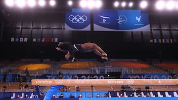 Simone Biles entrenando en el Centro de Gimnasia de Ariake