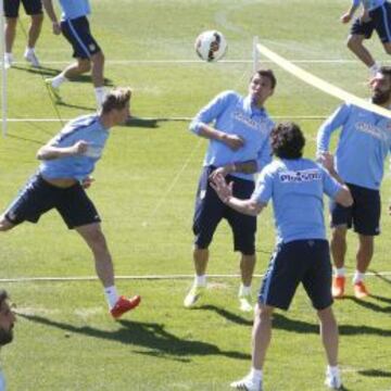 EN EL ONCE. Torres remata de cabeza ante la mirada de Mandzukic y Tiago, en un partido de futvoley durante el entrenamiento.