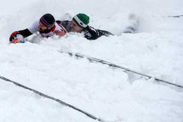 Jugadores de rugby aficionados participan en un torneo de rugby sobre la nieve en el suburbio de Zelenograd de Moscú. El evento deportivo anual reúne a 28 equipos masculinos y 12 femeninos.