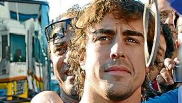 <b>SATISFECHO. </b>Alonso posó con sus fans antes de irse del circuito.