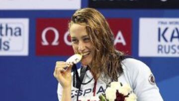 Mireia Belmonte Garc&iacute;a celebra en el podio la medalla de oro conseguida en la final en los 400 estilos.