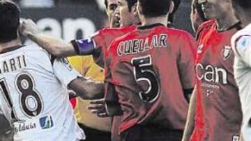 <b>PARTIDO TOSCO. </b>Últimamente nunca faltan las tánganas en los partidos entre Osasuna y Sevilla. Ayer hubo alguna como ésta.