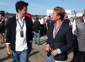 Toto Wolff charla con Nico Rosberg en la parrilla de Berlín.