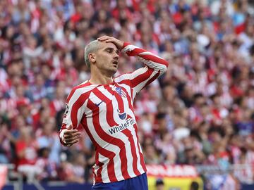 El delantero francés del Atlético de Madrid, Antoine Griezmann, reacciona al fallar un intento de gol.