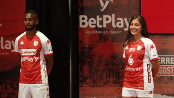 Independiente Santa Fe reveló la nueva camiseta de los planteles femenino y masculino para la temporada 2023. Alfonso Cañón lideró la presentación.