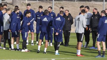 Los jugadores y el cuerpo técnico, en la charla previa al entrenamiento de ayer.
