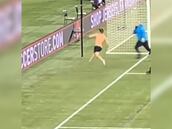 Es historia de los virales: la increíble 'cazada' de este guardia a un espontáneo