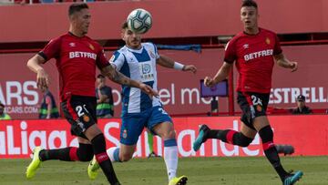 GRAF5831. PALMA DE MALLORCA, 06/10/2019.- El jugador del RCD Espanyol Víctor Campuzano (c) disputa el balón con el jugador del RCD Mallorca Antonio José Raillo (i), en el partido correspondiente a la octava jornada de LaLiga Santander
