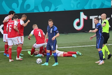 El centrocampista dan¨¦s del Inter de Mil¨¢n se desplom¨® y qued¨® inconsciente tras un salto durante el encuentro de la Eurocopa ante Finlandia. Los servicios m¨¦dicos actuaron durante varios minutos antes de ser sacado en camilla para ser trasladado al hospital.