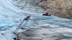 Del hielo al agua: un telesilla noruego se hunde por el deshielo