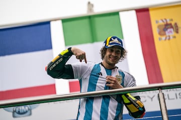 El piloto italiano del Mooney VR46 Racing Team gan車 la carrera en 2023 y subi車 al podio a celebrarlo con una camiseta de la Selecci車n Argentina.