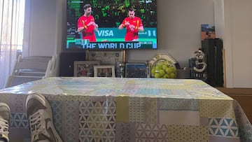 Carlos Alcaraz, en el salón de su casa. A la derecha debajo de la tele, el Premio AS Promesa que recibió en 2021.