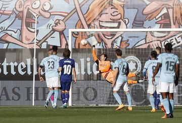 Gran lanzamiento de falta de Iago Aspas que Courtois despeja con una mano providencial. 