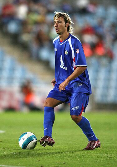 El defensa español vistió la camiseta del Getafe en dos etapas diferentes: la temporada 2006-07 y desde 2012 hasta 2016. Al Valencia llegó en la temporada 2007-08 donde jugó hasta 2010. 