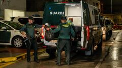 La Guardia Civil introducen en los furgones las pertenencias de los detenidos, a 12 de febrero de 2024, en Barbate, Cádiz, (Andalucía, España). El Juzgado mixto número uno de Barbate (Cádiz) ha acordado en la tarde de este lunes el ingreso en prisión provisional de los seis tripulantes de la narcolancha que el pasado viernes arrolló a una patrullera de la Guardia Civil y ocasionó la muerte de dos agentes en acto de servicio.
12 FEBRERO 2024
Francisco J. Olmo / Europa Press
12/02/2024