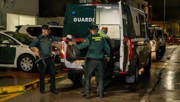 La Guardia Civil introducen en los furgones las pertenencias de los detenidos, a 12 de febrero de 2024, en Barbate, C¨¢diz, (Andaluc¨ªa, Espa?a). El Juzgado mixto n¨²mero uno de Barbate (C¨¢diz) ha acordado en la tarde de este lunes el ingreso en prisi¨®n provisional de los seis tripulantes de la narcolancha que el pasado viernes arroll¨® a una patrullera de la Guardia Civil y ocasion¨® la muerte de dos agentes en acto de servicio.
12 FEBRERO 2024
Francisco J. Olmo / Europa Press
12/02/2024