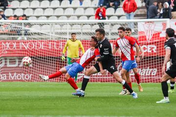 Turrillo disputando un baln junto a un futbolista del Mrida.